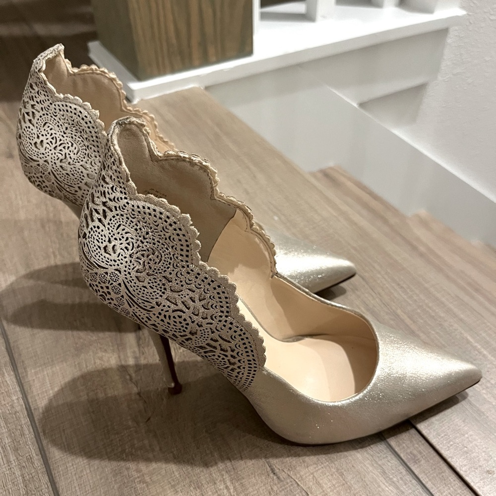 Jessica Simpson gold pumps- SZ 7